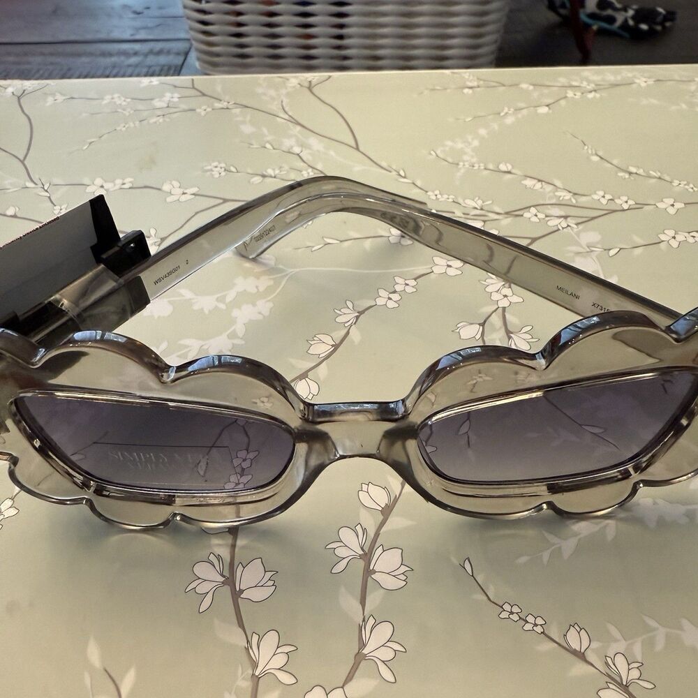 Simply Vera VERA WANG Women’s Meilani Smokey Flower Sunglasses New - Picture 2 of 5
